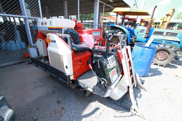 AUC Code 100 รถเกี่ยวนวดข้าว Yanmar CA11 ราคา เริ่มต้นการประมูล 40,000 บาท