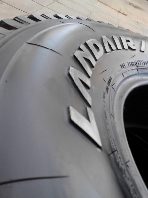 30X9.50R15   A/T ดอกเต็ม  FALKEN-RV LANDAIR/AT TRACTION มี 2 เส้น  TEL.081-427-3941