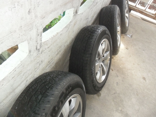 ล้อแม็ก 16นิ้ว 6รู วีโก้ พร้อมยาง บริสโตน 215/70R16ปี10 สวยๆ 4 ล้อ ราคา 5500 บาท