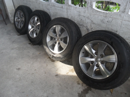 ล้อแม็ก 16นิ้ว 6รู วีโก้ พร้อมยาง บริสโตน 215/70R16ปี10 สวยๆ 4 ล้อ ราคา 5500 บาท