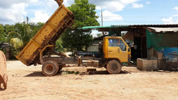 คุณอุเทน พิจิตรมัดจำแล้วครับรับรถ วท 20 มิย. 57toyota BU 87. 115 HP.ดั๊มพ์ 6 ตัน  ยางหน้าใหม่ 2 เส้น