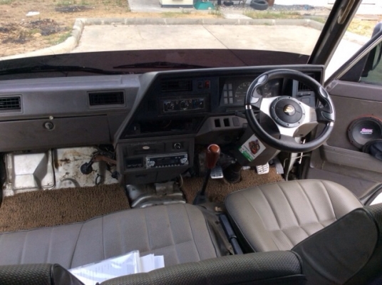 ขายรถตู้นิสสัน เออแวน ปี 93 เครื่อง 2.7 เกียร์ธรรมดา พวงมาลัยเพาเวอร์ เบาะหนังสามแถว แอร์ราว หน้า-หลัง ตัวถังเดิมๆ สีเต็ม มีริ้วรอยใช้งานบ้าง เครื่องแน่น ช่วงล่างนิ่มนวล พร้อมใช้