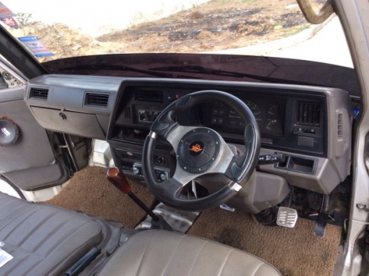 ขายรถตู้นิสสัน เออแวน ปี 93 เครื่อง 2.7 เกียร์ธรรมดา พวงมาลัยเพาเวอร์ เบาะหนังสามแถว แอร์ราว หน้า-หลัง ตัวถังเดิมๆ สีเต็ม มีริ้วรอยใช้งานบ้าง เครื่องแน่น ช่วงล่างนิ่มนวล พร้อมใช้