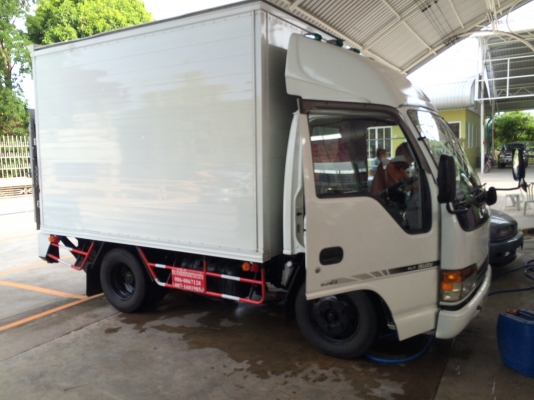 ชายisuzu elf จด4ล้อยางหกเส้น เครื่อง4500cc diesel