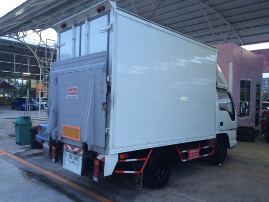 ชายisuzu elf จด4ล้อยางหกเส้น เครื่อง4500cc diesel