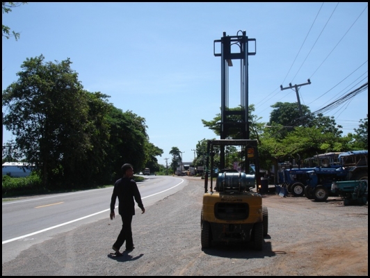 ขาย!!รถยกมิตซู 2.5ตัน เสาสุง4เมตรสภาพเก่านอก ติดLPG ราคาไม่แพงโทรสอบถามได้ครับ