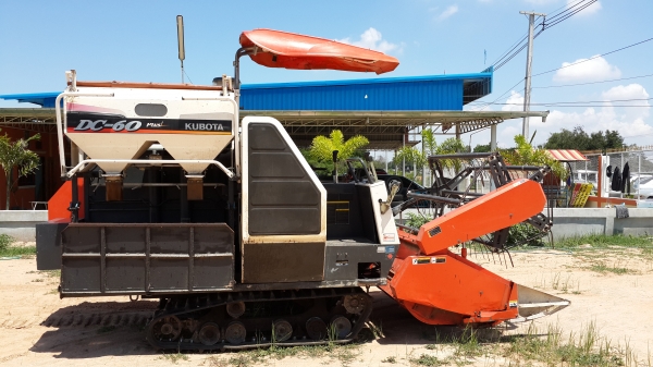 ขาย รถเกี่ยวข้าว แบบ รองกระสอบ DC 60 พร้อมใช้งาน ราคาเบาๆ ครับ ขาย รถเกี่ยวข้าว แบบ รองกระสอบ DC 60 พร้อมใช้งาน ราคาเบาๆ ครับ