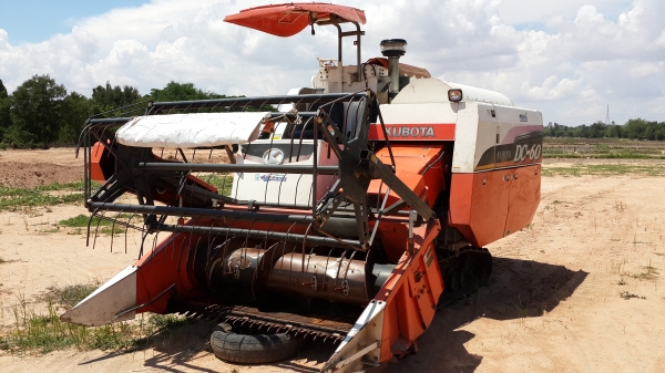 ขาย รถเกี่ยวข้าว แบบ รองกระสอบ DC 60 พร้อมใช้งาน ราคาเบาๆ ครับ