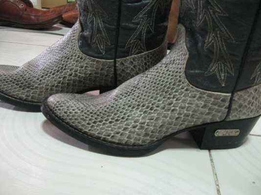 ขายรองเท้าบู๊ทหนัง มีหลายคู่ ขายรองเท้าบู๊ทหนัง มีหลายคู่