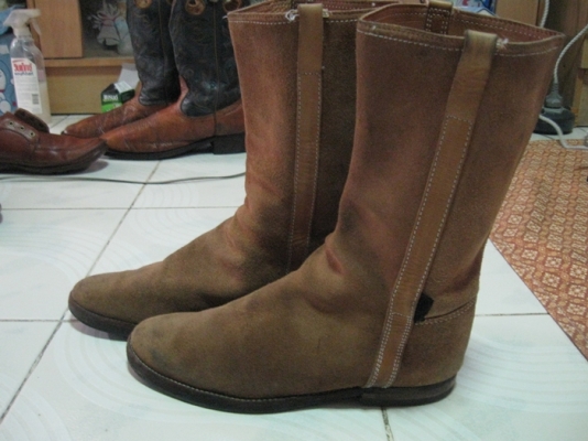 ขายรองเท้าบู๊ทหนัง มีหลายคู่ ขายรองเท้าบู๊ทหนัง มีหลายคู่