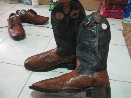 ขายรองเท้าบู๊ทหนัง มีหลายคู่ ขายรองเท้าบู๊ทหนัง มีหลายคู่