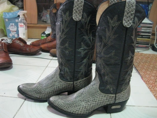 ขายรองเท้าบู๊ทหนัง มีหลายคู่ ขายรองเท้าบู๊ทหนัง มีหลายคู่
