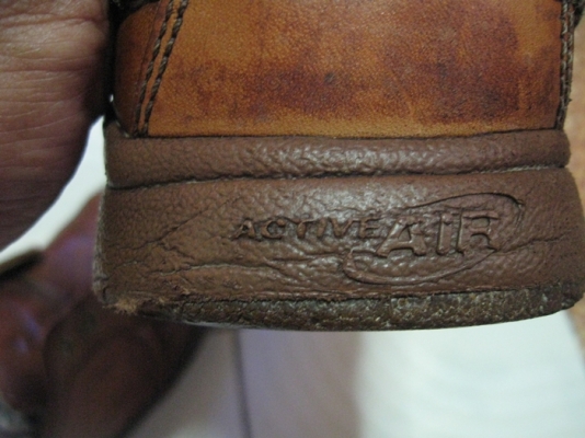 ขายรองเท้าบู๊ทหนัง มีหลายคู่