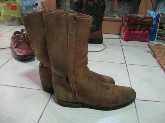 ขายรองเท้าบู๊ทหนัง มีหลายคู่ ขายรองเท้าบู๊ทหนัง มีหลายคู่