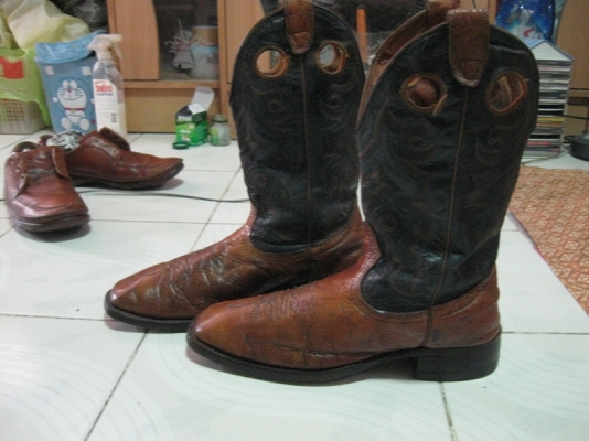 ขายรองเท้าบู๊ทหนัง มีหลายคู่ ขายรองเท้าบู๊ทหนัง มีหลายคู่