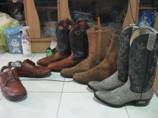 ขายรองเท้าบู๊ทหนัง มีหลายคู่ ขายรองเท้าบู๊ทหนัง มีหลายคู่