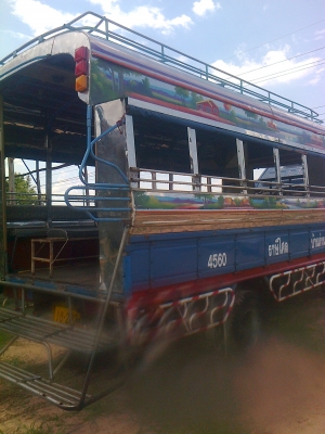 รถ6ล้อกลางอีซุซุNPR57L-120แรงปี36หลังคาโดยสาร