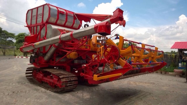 ขายรถเกี่ยวข้าวศักดิ์พัฒนา KM49 แท้ ปลายปี 50 เครื่อง 6HH - 210 แรง