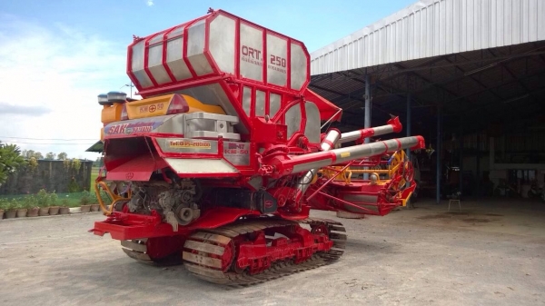 ขายรถเกี่ยวข้าวศักดิ์พัฒนา KM49 แท้ ปลายปี 50 เครื่อง 6HH - 210 แรง