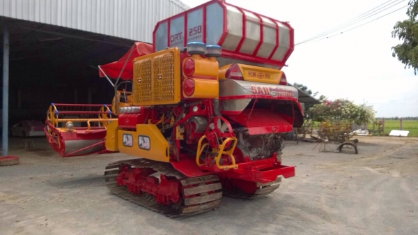 ขายรถเกี่ยวข้าวศักดิ์พัฒนา KM49 แท้ ปลายปี 50 เครื่อง 6HH - 210 แรง