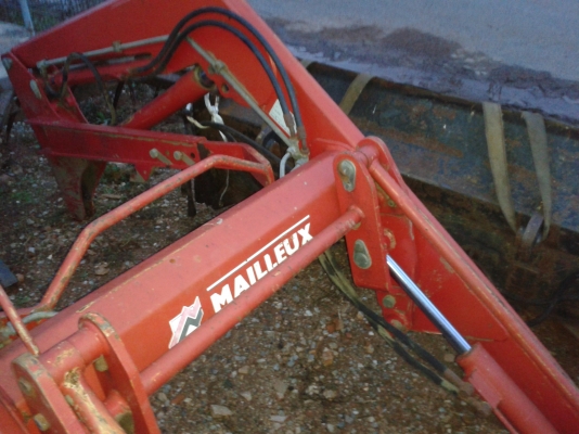 ขายแล้ว  ชุดตักหน้ารถไถฟอร์ด NH40/TS ตรงรุ่น ยี่ห้อMAILLEUX  MX40-70 สภาพสวย ส่งที่อู่ช่างกีแล้ว ขอบคุณโก๊เกียรติ มากครับ