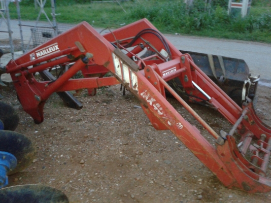 ขายแล้ว  ชุดตักหน้ารถไถฟอร์ด NH40/TS ตรงรุ่น ยี่ห้อMAILLEUX  MX40-70 สภาพสวย ส่งที่อู่ช่างกีแล้ว ขอบคุณโก๊เกียรติ มากครับ