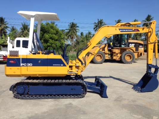 รถขุด แบคโฮล KOMATSU PC30-6 ทำสีใหม่ นำเข้า มือสองจากญี่ปุ่นแท้ๆ