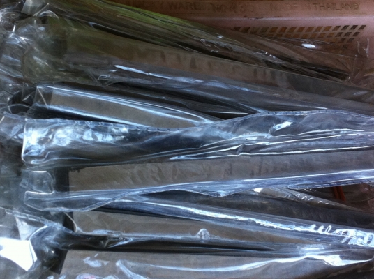 มีดกลึงเกรดความแข็ง 2500  ขนาด 1/4 * 1/4 * 8 ของสวีเดน และมีอีกหลายความหนาและหลายรุ่น