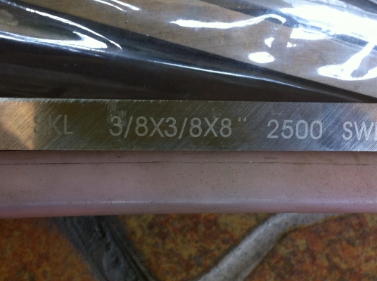 มีดกลึงเกรดความแข็ง 2500  ขนาด 1/4 * 1/4 * 8 ของสวีเดน และมีอีกหลายความหนาและหลายรุ่น