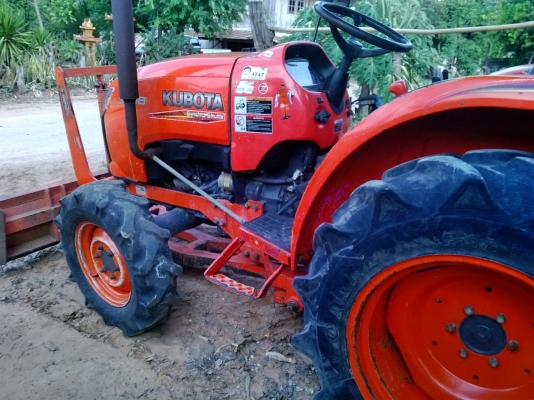 ขายแทรกเตอร์คูโบต้า L3608 4WD  มีใบมีดดันดินพร้อมผาล5*22พร้อมใช้งานครับ