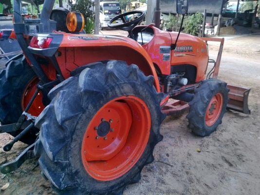 ขายแทรกเตอร์คูโบต้า L3608 4WD  มีใบมีดดันดินพร้อมผาล5*22พร้อมใช้งานครับ