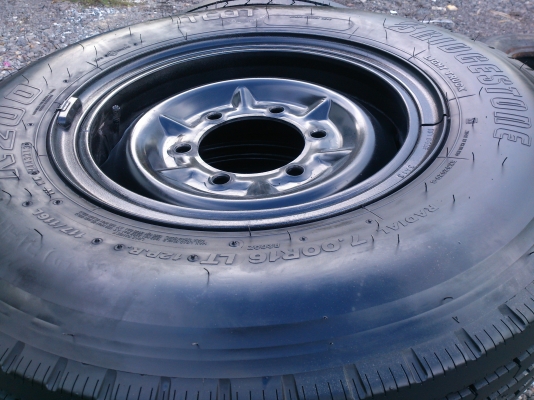 ขายยางถอดป้ายแดงพร้อมกะทะเหล็ก 6รู ยางบริสโตน 700R16  ยางสัปดาห์ที่32 ปี13 สวยๆ จำนวน 5 เส้น