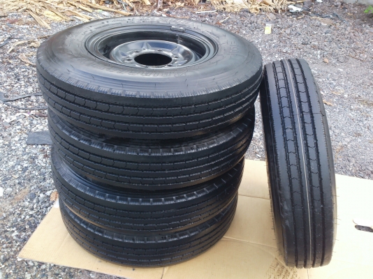 ขายยางถอดป้ายแดงพร้อมกะทะเหล็ก 6รู ยางบริสโตน 700R16  ยางสัปดาห์ที่32 ปี13 สวยๆ จำนวน 5 เส้น