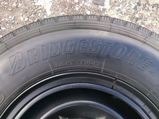 ขายยางถอดป้ายแดงพร้อมกะทะเหล็ก 6รู ยางบริสโตน 700R16  ยางสัปดาห์ที่32 ปี13 สวยๆ จำนวน 5 เส้น