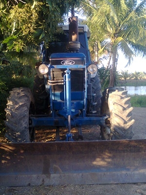 ขายรถไถฟอร์ด 7910 6 สูบ ZF พร้อมใบดัน ราคา 600,000 บาท