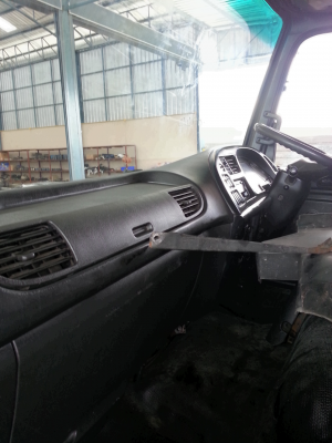 หัวเก๋งเดสก้าตัดติดแชชซี ตรงรุ่นบ้านเรา  ประตูซ้ายทึบ สภาพ 95\% เก่านอก