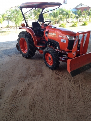 (ขายแล้วครับไปน้ำพอง)คูโบต้ามือ 2 รุ่น L3608 4 WD 2 เพลาพร้อมใบมีดดันหน้าและผานพรวน 6 ตราช้างราคา 353000.- สภาพสวยๆ