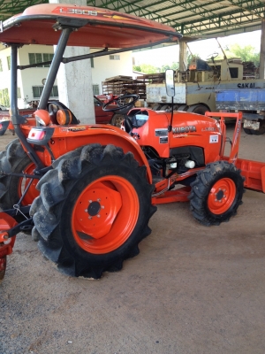 (ขายแล้วครับไปน้ำพอง)คูโบต้ามือ 2 รุ่น L3608 4 WD 2 เพลาพร้อมใบมีดดันหน้าและผานพรวน 6 ตราช้างราคา 353000.- สภาพสวยๆ