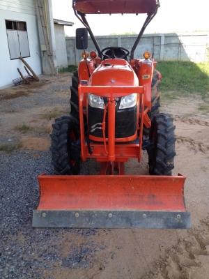 (ขายแล้วครับไปน้ำพอง)คูโบต้ามือ 2 รุ่น L3608 4 WD 2 เพลาพร้อมใบมีดดันหน้าและผานพรวน 6 ตราช้างราคา 353000.- สภาพสวยๆ