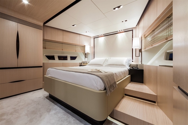 เรือ Azimut 82 สนใจติดต่อ 090-2681-669