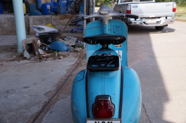 Vespa 64 อินเดียแห้ง ๆ เครื่อง แน่น โครตดี สตาทร์ติดง่าย ขับนิ่มมาก ระบบไฟ ออกครบ พร้อมใช้งาน ขับโชร์ แบบ เท้ ๆ เอาไป เติมน้ำมัน ใช้อย่างเดียวเลย สภาพโดยรวมตามรูป