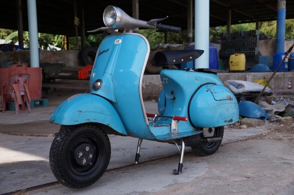Vespa 64 อินเดียแห้ง ๆ เครื่อง แน่น โครตดี สตาทร์ติดง่าย ขับนิ่มมาก ระบบไฟ ออกครบ พร้อมใช้งาน ขับโชร์ แบบ เท้ ๆ เอาไป เติมน้ำมัน ใช้อย่างเดียวเลย สภาพโดยรวมตามรูป