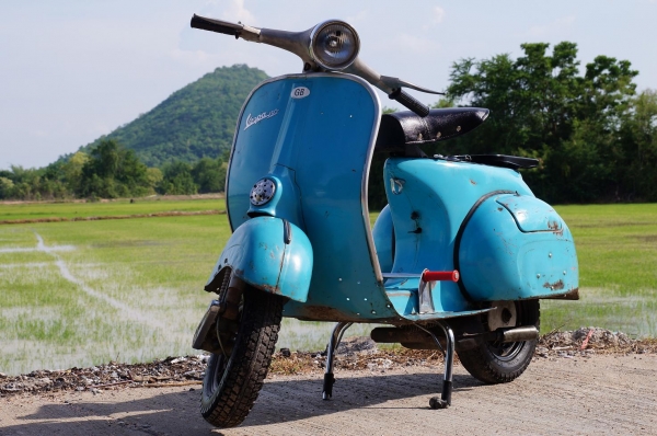 Vespa 64 อินเดียแห้ง ๆ เครื่อง แน่น โครตดี สตาทร์ติดง่าย ขับนิ่มมาก ระบบไฟ ออกครบ พร้อมใช้งาน ขับโชร์ แบบ เท้ ๆ เอาไป เติมน้ำมัน ใช้อย่างเดียวเลย สภาพโดยรวมตามรูป