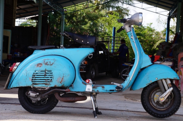 Vespa 64 อินเดียแห้ง ๆ เครื่อง แน่น โครตดี สตาทร์ติดง่าย ขับนิ่มมาก ระบบไฟ ออกครบ พร้อมใช้งาน ขับโชร์ แบบ เท้ ๆ เอาไป เติมน้ำมัน ใช้อย่างเดียวเลย สภาพโดยรวมตามรูป