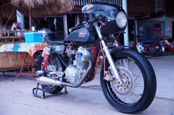 HONDA JX 200 CC แต่ง คาเฟ่ สภาพสวยมาก ล้อ US 3.5 นิ้ว หน้า และ หลัง ยางดอกเต็ม เครื่องเบิกใหม่ แบตใหม่ ระบบไฟ ติดครบ ขับนิ่ม แน่น เสียงโหด สภาพโดยรวมตามรูปครับ ทะเบียนพร้อมโอน ภาษี ขาดต่อนะครับ เอกสาร อินวอย เครื่อง ครบ