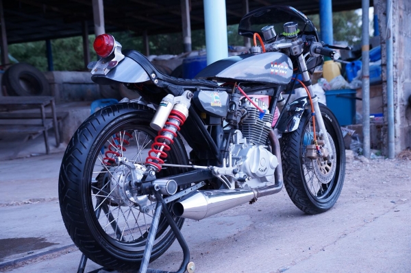 HONDA JX 200 CC แต่ง คาเฟ่ สภาพสวยมาก ล้อ US 3.5 นิ้ว หน้า และ หลัง ยางดอกเต็ม เครื่องเบิกใหม่ แบตใหม่ ระบบไฟ ติดครบ ขับนิ่ม แน่น เสียงโหด สภาพโดยรวมตามรูปครับ ทะเบียนพร้อมโอน ภาษี ขาดต่อนะครับ เอกสาร อินวอย เครื่อง ครบ