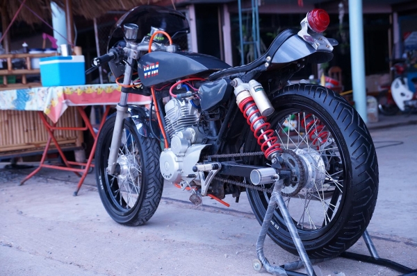 HONDA JX 200 CC แต่ง คาเฟ่ สภาพสวยมาก ล้อ US 3.5 นิ้ว หน้า และ หลัง ยางดอกเต็ม เครื่องเบิกใหม่ แบตใหม่ ระบบไฟ ติดครบ ขับนิ่ม แน่น เสียงโหด สภาพโดยรวมตามรูปครับ ทะเบียนพร้อมโอน ภาษี ขาดต่อนะครับ เอกสาร อินวอย เครื่อง ครบ