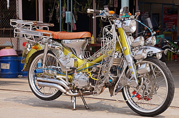 HONDA CM 90 แต่ง สวยสวย สภาพประกวด เครื่องดรีม ทู สตาทร์มือ เครื่องเงียบดีมาก ๆ รับประกันได้เลยครับ ระบบไฟ ติดครบ ทุกจุด อะไหล่แต่ง ชุบทั้งคัน สภาพแน่น ตามรูป เลยครับ รูปปัจจุบันนะครับ ( ย้ำว่ารูป ปัจจุบัน ) รถสวยมาก จริง ๆ เอกสารสำเนาหน้าเล่มเครื่อง พร้อ