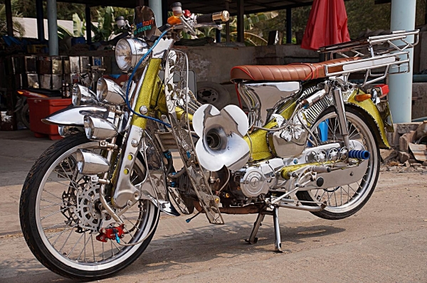 HONDA CM 90 แต่ง สวยสวย สภาพประกวด เครื่องดรีม ทู สตาทร์มือ เครื่องเงียบดีมาก ๆ รับประกันได้เลยครับ ระบบไฟ ติดครบ ทุกจุด อะไหล่แต่ง ชุบทั้งคัน สภาพแน่น ตามรูป เลยครับ รูปปัจจุบันนะครับ ( ย้ำว่ารูป ปัจจุบัน ) รถสวยมาก จริง ๆ เอกสารสำเนาหน้าเล่มเครื่อง พร้อ