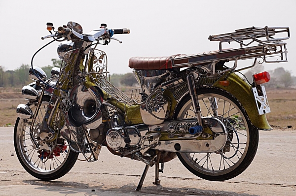 HONDA CM 90 แต่ง สวยสวย สภาพประกวด เครื่องดรีม ทู สตาทร์มือ เครื่องเงียบดีมาก ๆ รับประกันได้เลยครับ ระบบไฟ ติดครบ ทุกจุด อะไหล่แต่ง ชุบทั้งคัน สภาพแน่น ตามรูป เลยครับ รูปปัจจุบันนะครับ ( ย้ำว่ารูป ปัจจุบัน ) รถสวยมาก จริง ๆ เอกสารสำเนาหน้าเล่มเครื่อง พร้อ